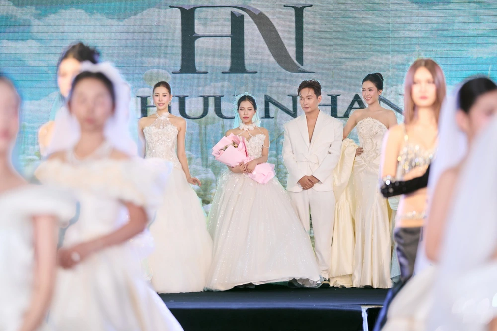 Khoai Vũ, Đoàn Bảo Ân cùng dàn người đẹp hội tụ trên sàn diễn thời trang - Ảnh 1.