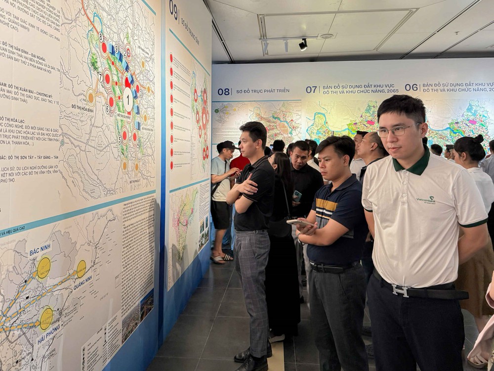 Đông đảo người dân tham quan Triển lãm quy hoạch Hà Nội tầm nhìn 100 năm - Ảnh 7.