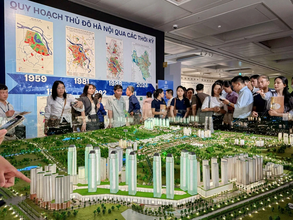Đông đảo người dân tham quan Triển lãm quy hoạch Hà Nội tầm nhìn 100 năm - Ảnh 9.