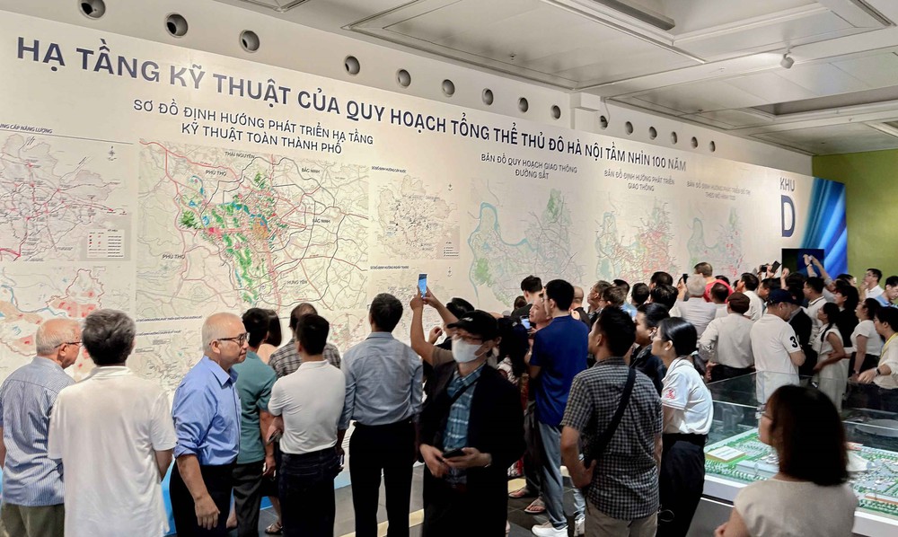 Đông đảo người dân tham quan Triển lãm quy hoạch Hà Nội tầm nhìn 100 năm - Ảnh 6.