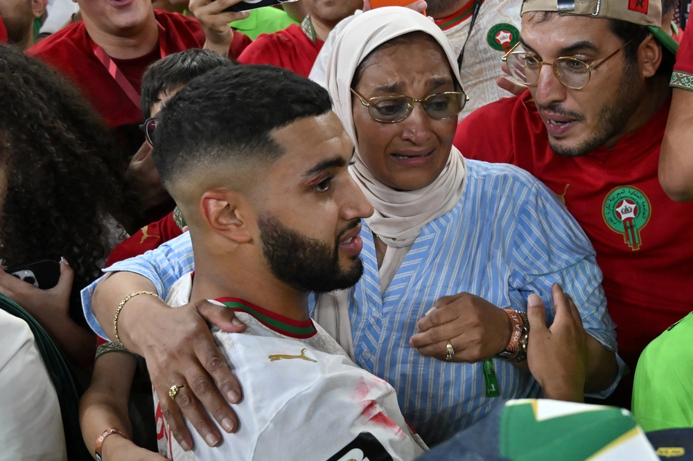 Người hùng ĐT Morocco ôm chầm lấy mẹ sau khi đá quả luân lưu quyết định vào lưới ĐT Hà Lan - Ảnh 1.