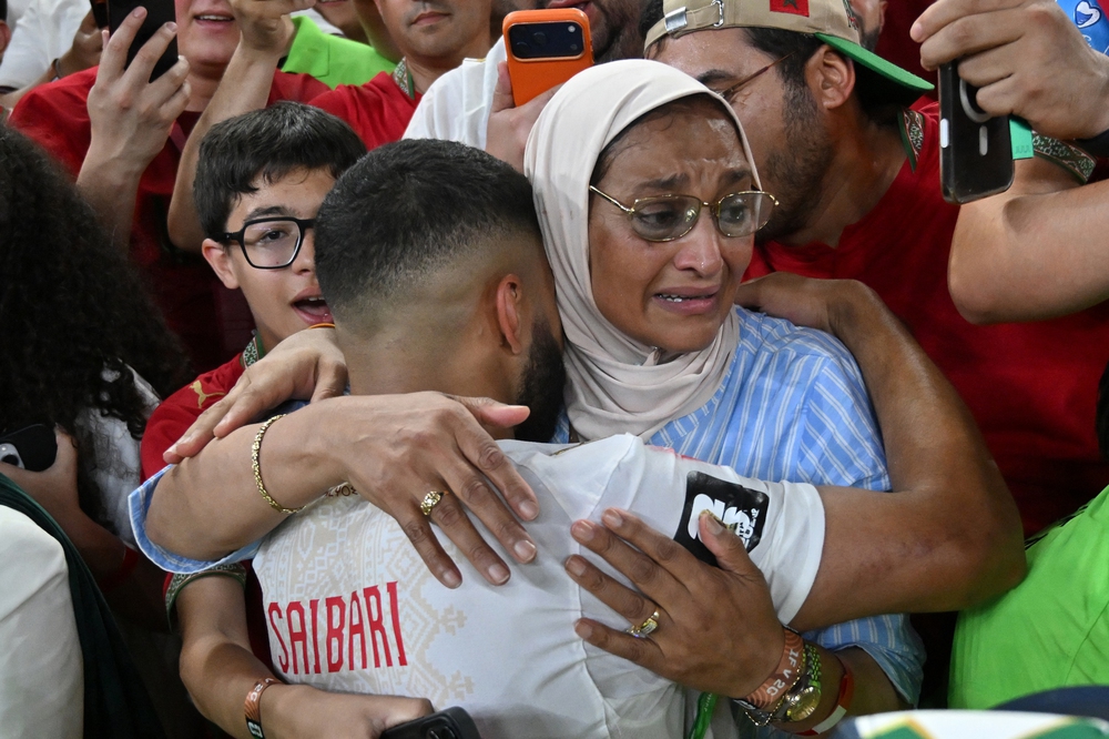 Người hùng ĐT Morocco ôm chầm lấy mẹ sau khi đá quả luân lưu quyết định vào lưới ĐT Hà Lan - Ảnh 2.