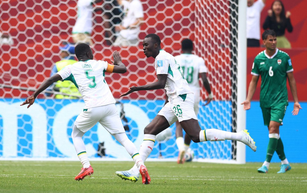 Pape Gueye chờ chuyến tàu đến Premier League - Ảnh 1.