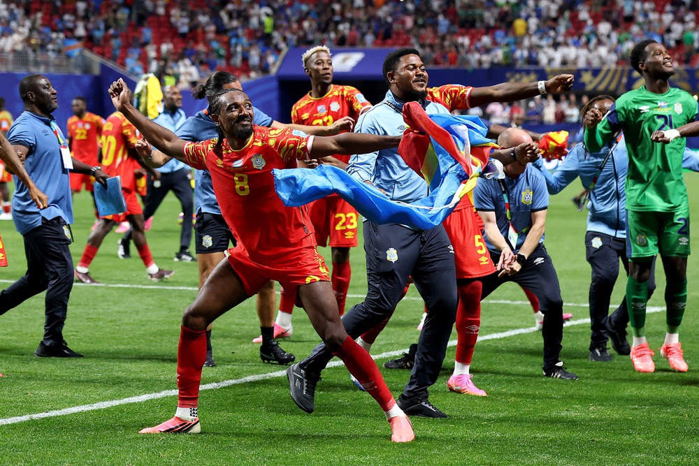 Đoản khúc World Cup: Hãy nắm lấy tay tôi, chỉ cho tôi con đường… - Ảnh 1. Đoản khúc World Cup: Hãy nắm lấy tay tôi, chỉ cho tôi con đường… - Ảnh 1.