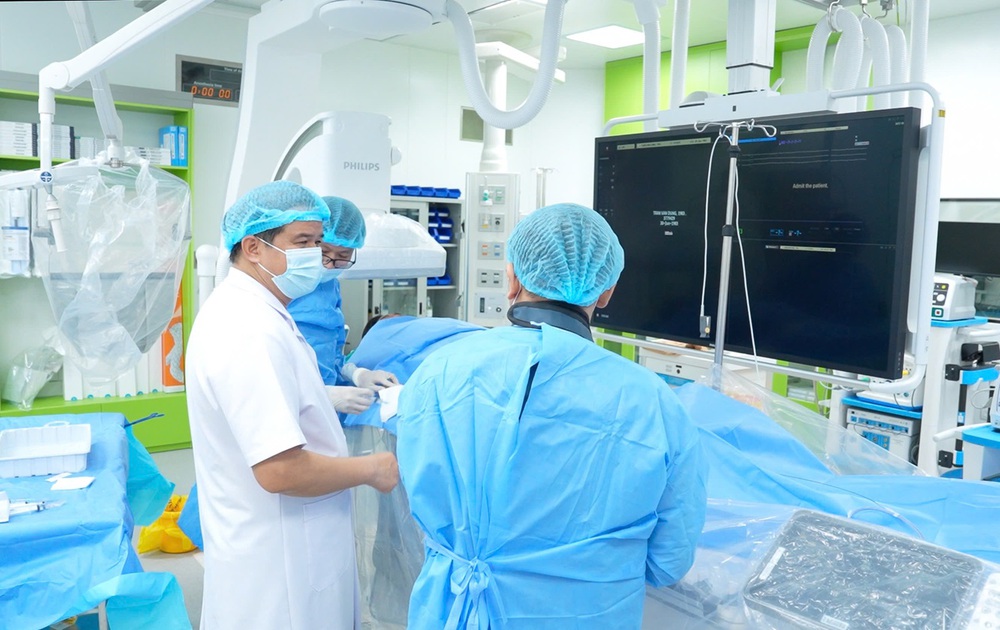 Bệnh viện Bạch Mai cơ sở Ninh Bình cứu sống người đàn ông nhồi máu cơ tim trên đường đưa con đi khám - Ảnh 3.