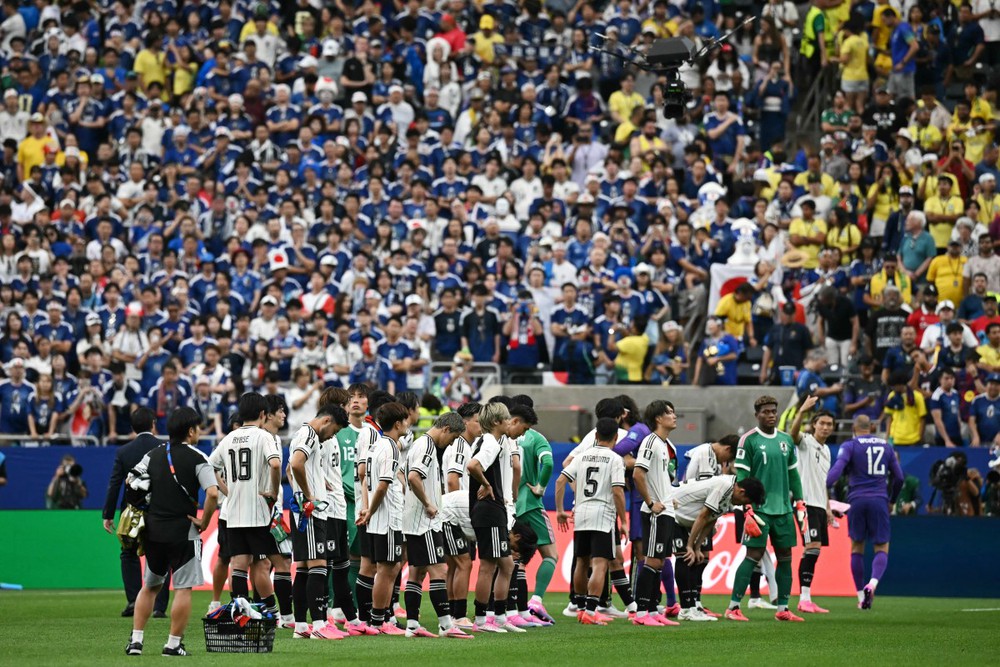 HLV và cầu thủ Nhật Bản cúi đầu xin lỗi người hâm mộ sau khi gục ngã trước Brazil ở World Cup 2026 - Ảnh 2.