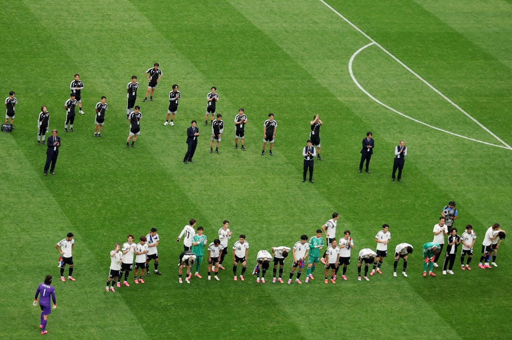 HLV và cầu thủ Nhật Bản cúi đầu xin lỗi người hâm mộ sau khi gục ngã trước Brazil ở World Cup 2026 - Ảnh 3.