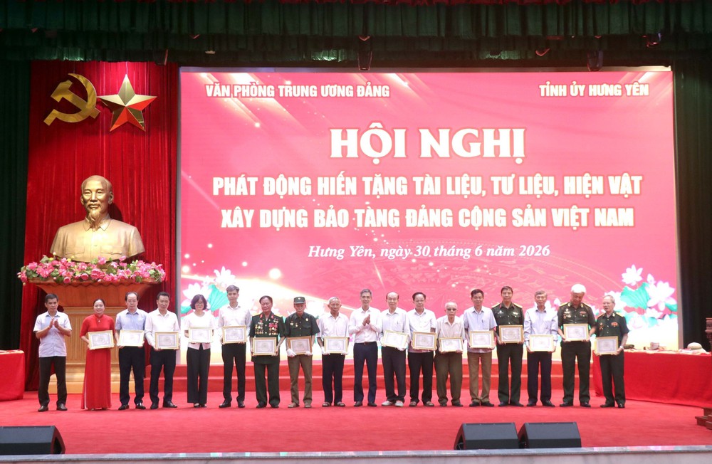 Bàn giao hơn 200 tài liệu, tư liệu, hiện vật xây dựng Bảo tàng Đảng Cộng sản Việt Nam - Ảnh 2.