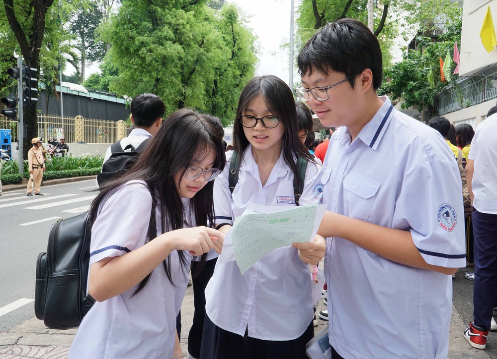 Thành phố Hồ Chí Minh công bố điểm chuẩn lớp 10 công lập - Ảnh 1.