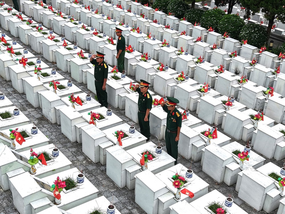 Tri ân các anh hùng liệt sĩ tại Nghĩa trang Liệt sĩ Quốc gia Vị Xuyên - Ảnh 7.
