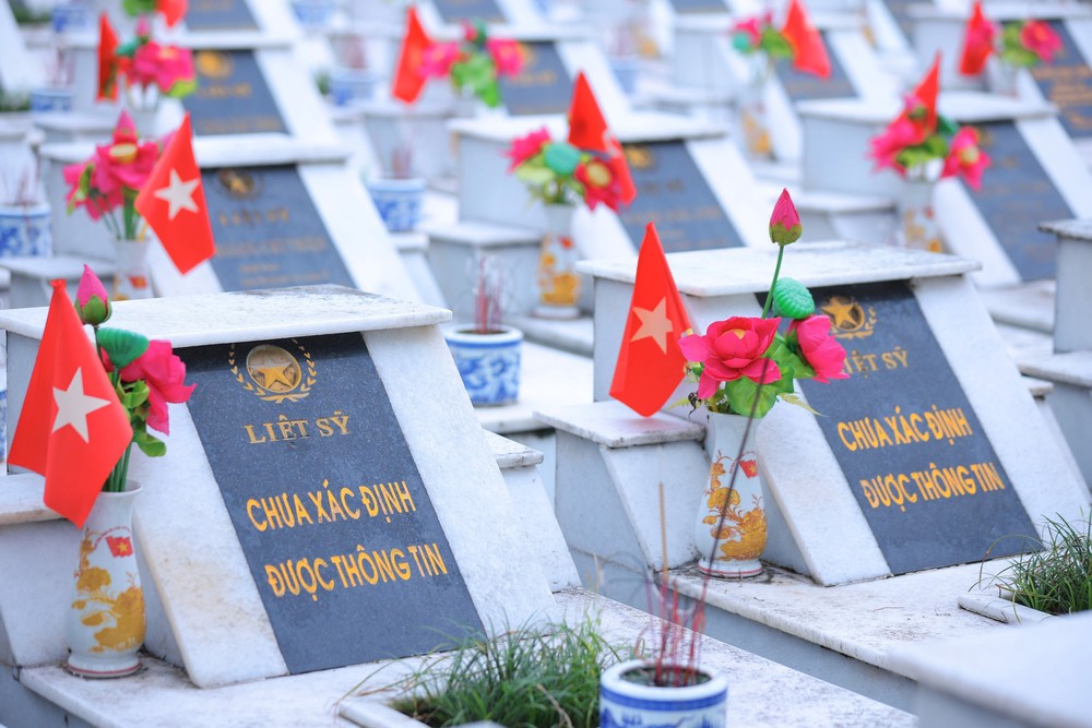 Tri ân các anh hùng liệt sĩ tại Nghĩa trang Liệt sĩ Quốc gia Vị Xuyên - Ảnh 8.