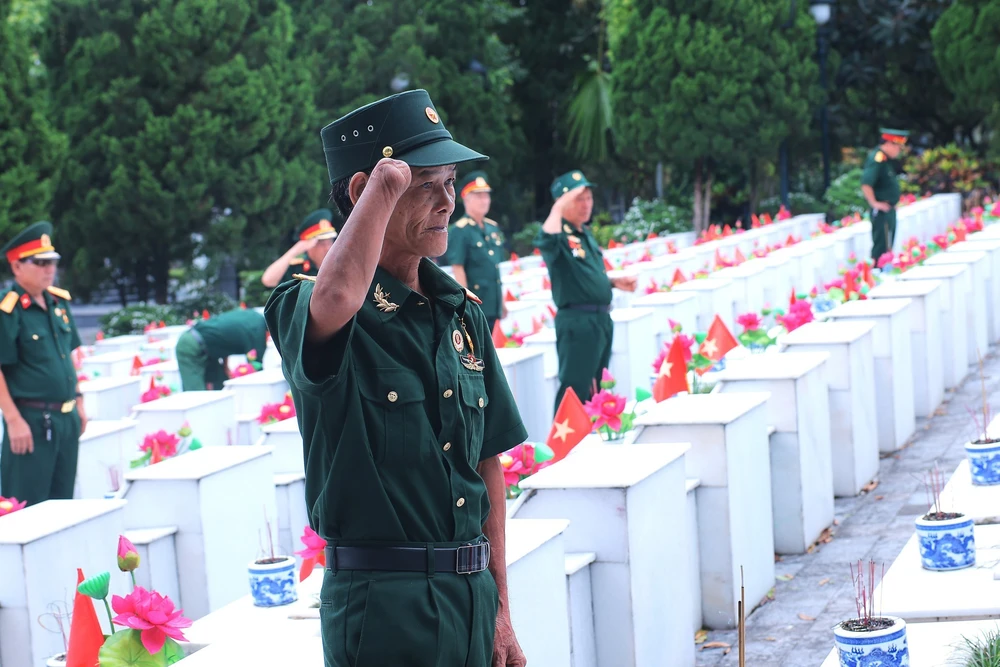 Tri ân các anh hùng liệt sĩ tại Nghĩa trang Liệt sĩ Quốc gia Vị Xuyên - Ảnh 2.