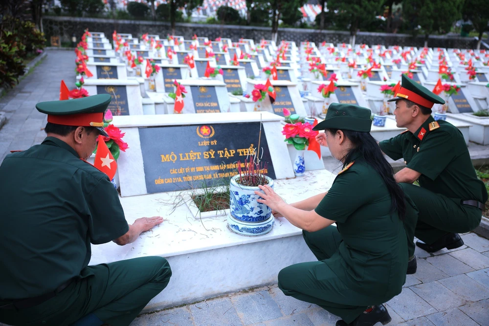 Tri ân các anh hùng liệt sĩ tại Nghĩa trang Liệt sĩ Quốc gia Vị Xuyên - Ảnh 5.
