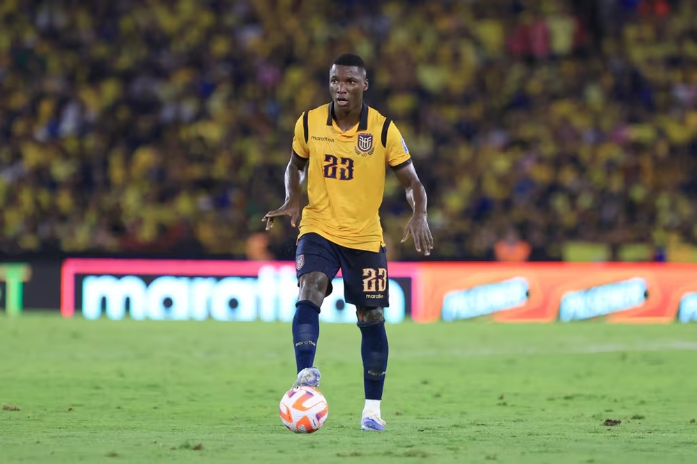 Moises Caicedo: Từ chiếc cúp nhựa tới sân khấu World Cup - Ảnh 1. Moises Caicedo: Từ chiếc cúp nhựa tới sân khấu World Cup - Ảnh 1.