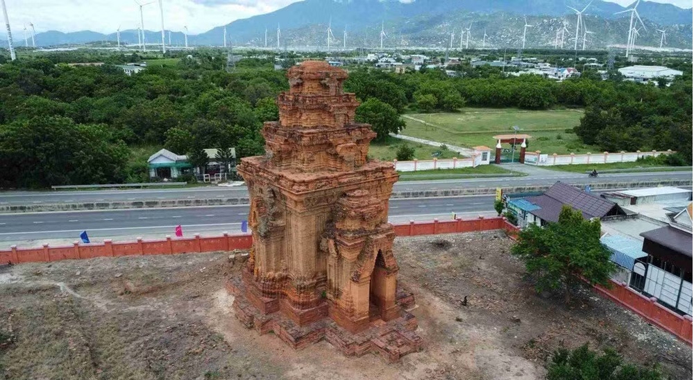 Kiến nghị điều chỉnh hướng tuyến để bảo vệ di tích quốc gia đặc biệt tháp Hòa Lai - Ảnh 2.