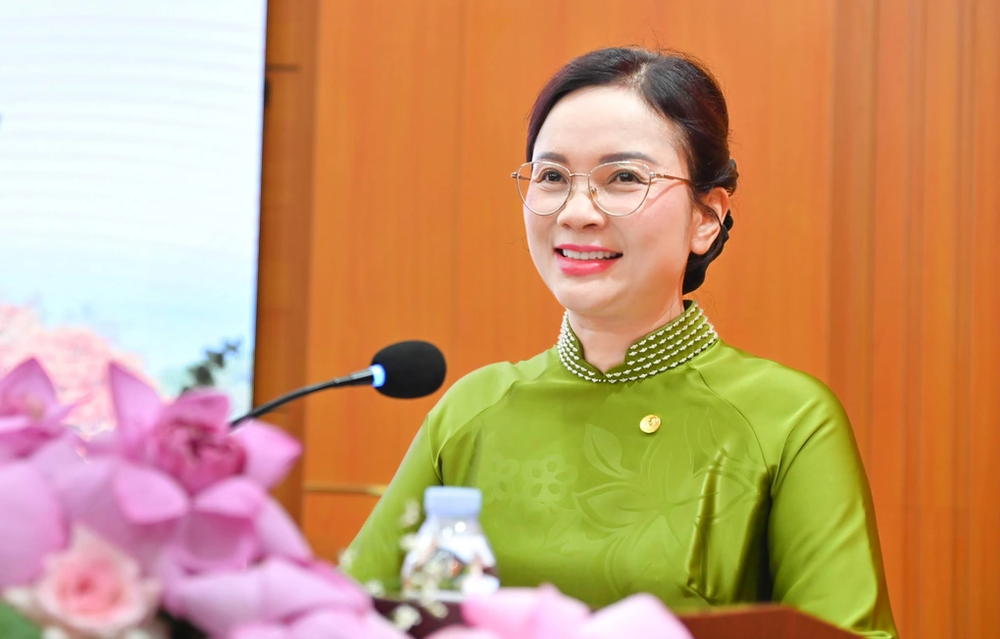 Bà Lê Thị Phượng - Giám đốc Khu Di tích Chủ tịch Hồ Chí Minh phát biểu tại Phủ Chủ tịch