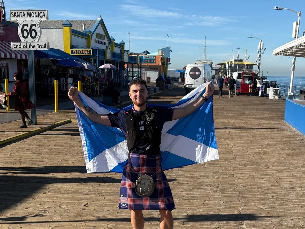 VIDEO: Đi bộ 4828km cổ vũ Scotland tại World Cup 2026 - Ảnh 3.