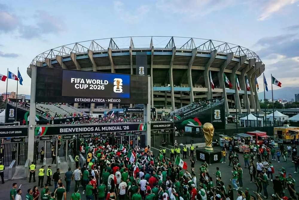 Quốc kỳ Việt Nam tung bay giữa lòng 'thánh đường' Azteca trước giờ khai màn World Cup 2026 - Ảnh 2.