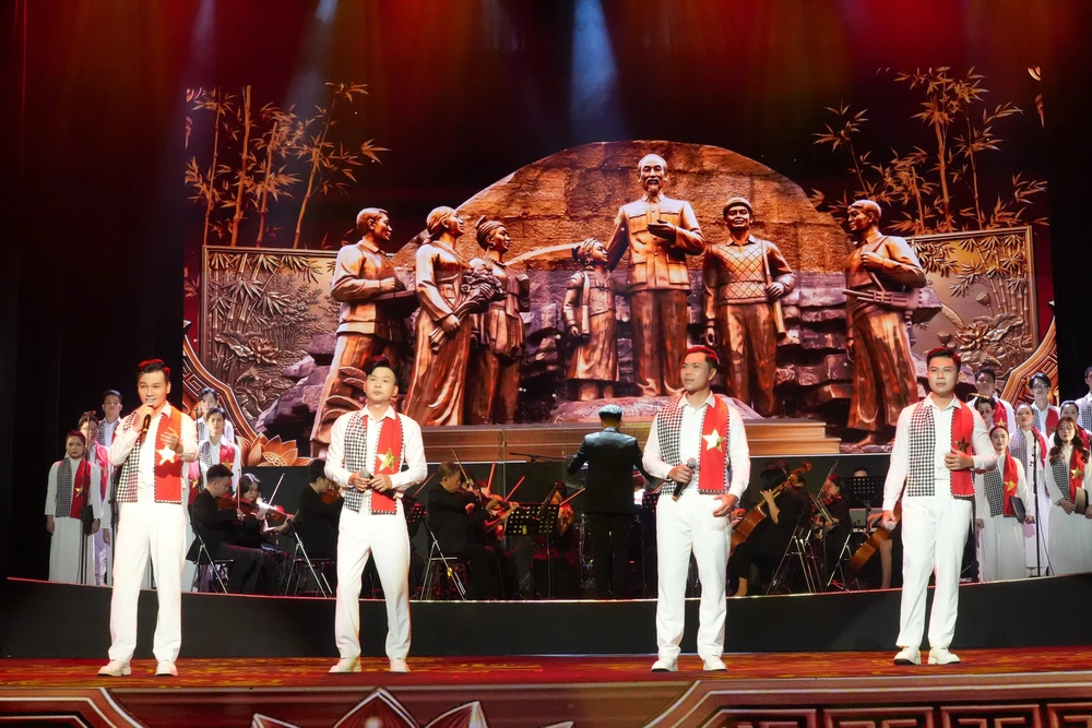 Chương trình nghệ thuật "Hồ Chí Minh - Nguồn sáng dẫn đường": Khơi dậy niềm tự hào qua từng giai điệu tri ân - Ảnh 4.