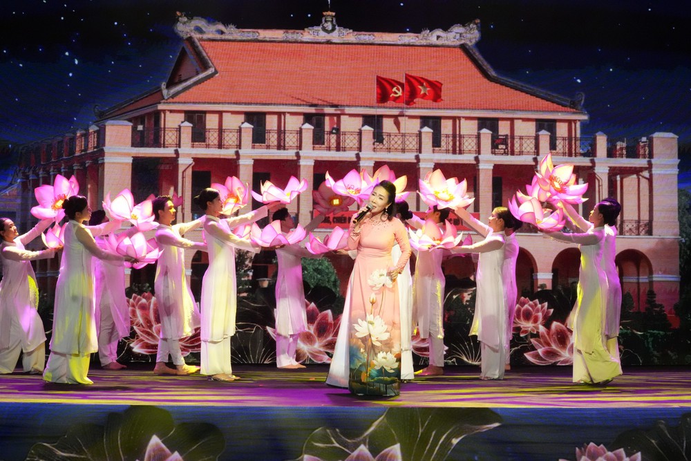 Chương trình nghệ thuật "Hồ Chí Minh - Nguồn sáng dẫn đường": Khơi dậy niềm tự hào qua từng giai điệu tri ân - Ảnh 7.