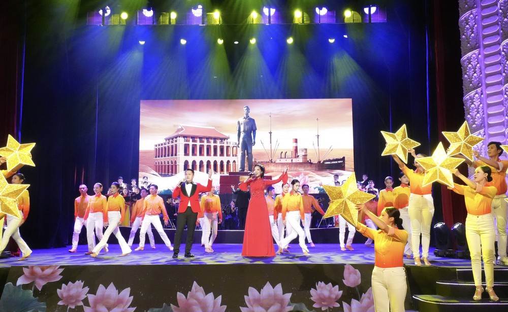 Chương trình nghệ thuật "Hồ Chí Minh - Nguồn sáng dẫn đường": Khơi dậy niềm tự hào qua từng giai điệu tri ân - Ảnh 3.