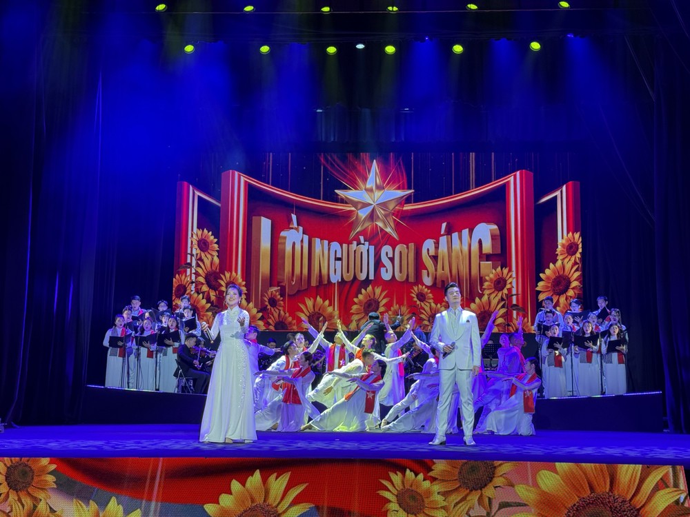 Chương trình nghệ thuật "Hồ Chí Minh - Nguồn sáng dẫn đường": Khơi dậy niềm tự hào qua từng giai điệu tri ân - Ảnh 5.