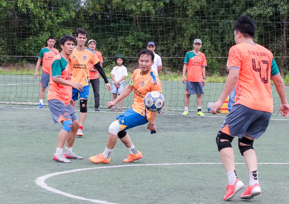 Khai mạc Giải bóng đá Báo chí miền Trung lần thứ XII: Gắn kết người làm báo, lan tỏa yêu thương - Ảnh 2.