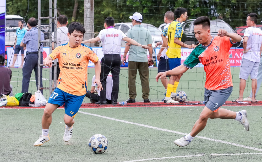 Khai mạc Giải bóng đá Báo chí miền Trung lần thứ XII: Gắn kết người làm báo, lan tỏa yêu thương - Ảnh 1.