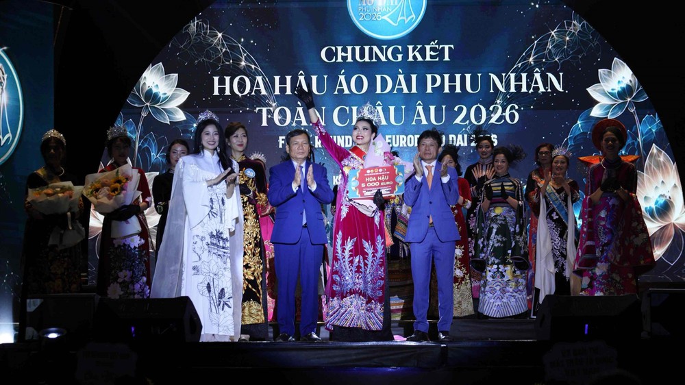 Áo dài tỏa sáng tại đêm hội đậm sắc màu văn hóa Việt tại châu Âu - Ảnh 1. Áo dài tỏa sáng tại đêm hội đậm sắc màu văn hóa Việt tại châu Âu - Ảnh 1.