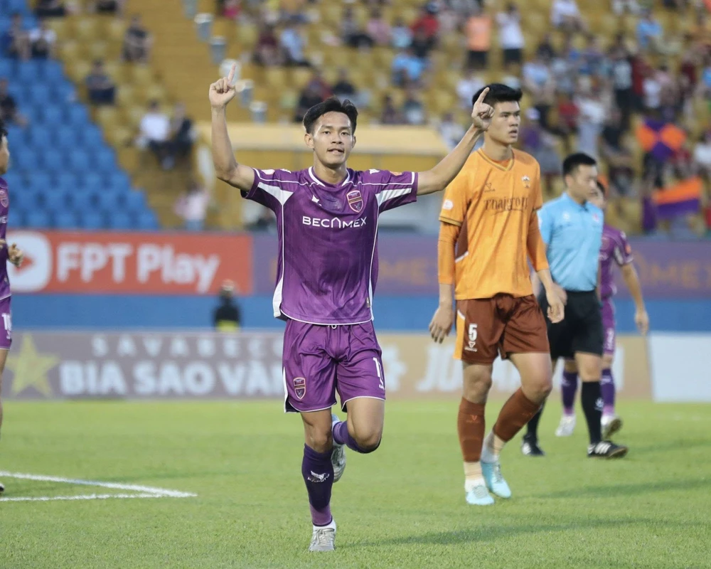 TRỰC TIẾP cuộc đua trụ hạng V-League: Đà Nẵng và PVF-CAND đều dẫn trước, Becamex TPHCM bị gỡ hòa - Ảnh 3. TRỰC TIẾP cuộc đua trụ hạng V-League: Đà Nẵng và PVF-CAND đều dẫn trước, Becamex TPHCM bị gỡ hòa - Ảnh 3.