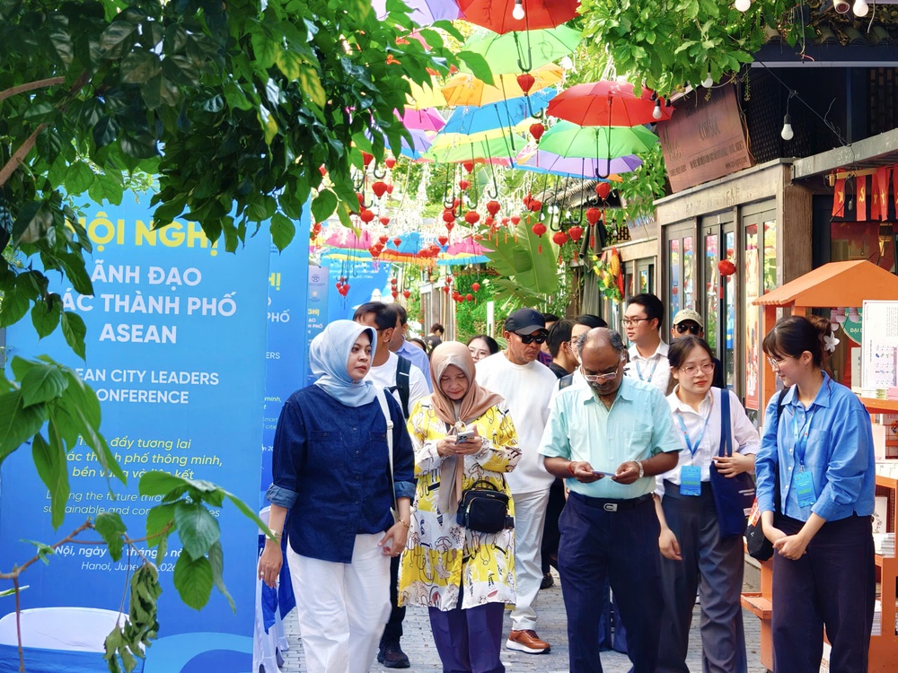 Hà Nội giới thiệu ẩm thực và nghệ thuật truyền thống chào mừng Hội nghị lãnh đạo các thành phố ASEAN - Ảnh 1.