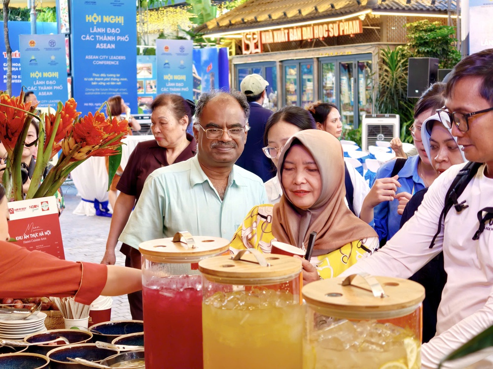 Hà Nội giới thiệu ẩm thực và nghệ thuật truyền thống chào mừng Hội nghị lãnh đạo các thành phố ASEAN - Ảnh 2.