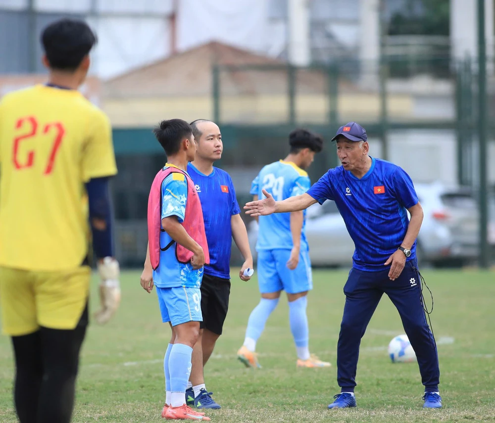 Từ HLV Kim Sang Sik đến HLV Cristiano Roland, bóng đá Việt Nam chờ thêm một dấu ấn thầy ngoại - Ảnh 1. Từ HLV Kim Sang Sik đến HLV Cristiano Roland, bóng đá Việt Nam chờ thêm một dấu ấn thầy ngoại - Ảnh 1.
