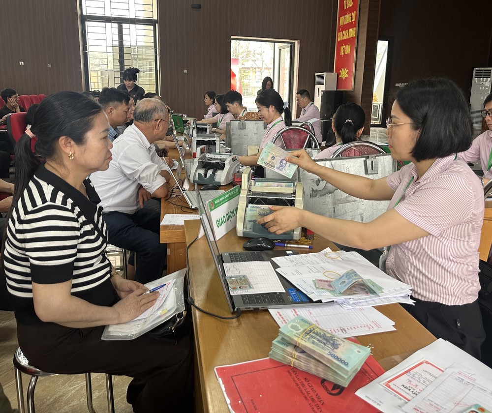 Lãi suất ngân hàng có tín hiệu mới - Ảnh 1. Lãi suất ngân hàng có tín hiệu mới - Ảnh 1.