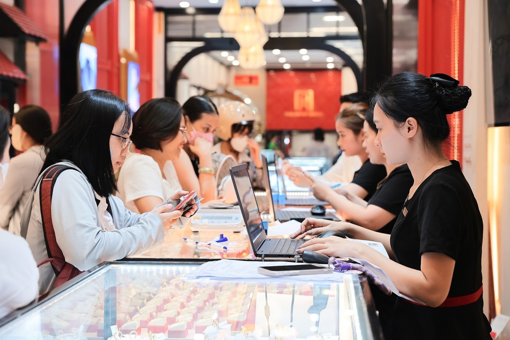 Vàng biến động mạnh: Cơ hội đầu tư hay bắt "dao rơi"? - Ảnh 1. Vàng biến động mạnh: Cơ hội đầu tư hay bắt "dao rơi"? - Ảnh 1.