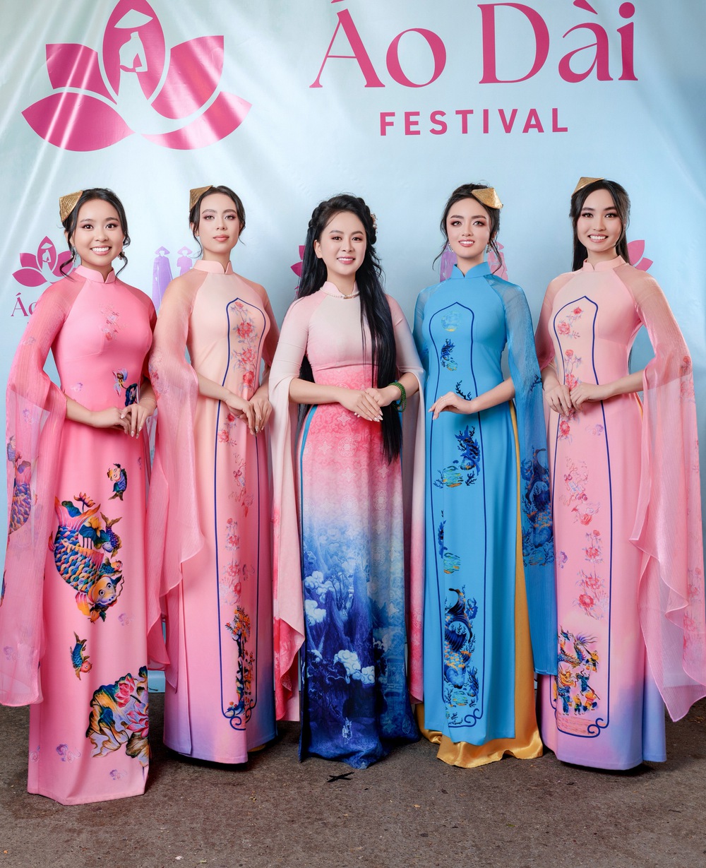 "Tứ bình phú quý": Khi di sản hội họa Việt Nam thăng hoa trên tà áo dài tại Mỹ - Ảnh 1. "Tứ bình phú quý": Khi di sản hội họa Việt Nam thăng hoa trên tà áo dài tại Mỹ - Ảnh 1.
