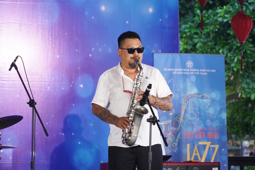 Khi âm nhạc níu bước chân du khách bên hồ Gươm - Ảnh 2. Khi âm nhạc níu bước chân du khách bên hồ Gươm - Ảnh 2.