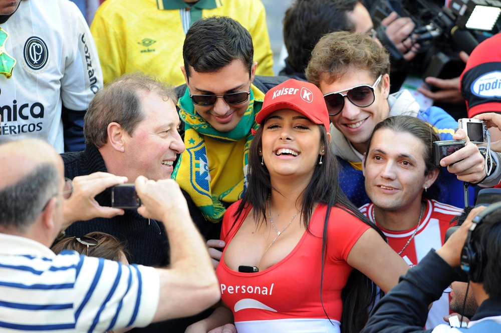 Người đẹp Larissa Riquelme đi cùng ĐT Paraguay, sẽ có lần đầu tiên đặt chân tới World Cup 2026 sau 16 năm nổi tiếng toàn cầu - Ảnh 6.