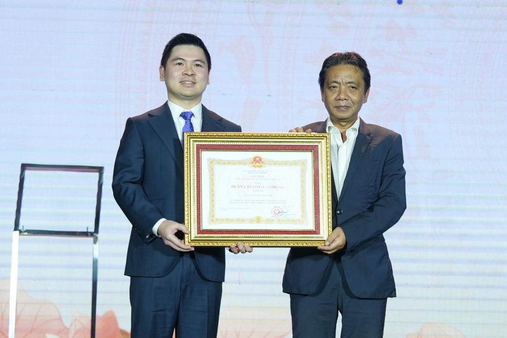 CLB bóng đá Hà Nội vinh dự đón nhận Huân chương Lao động hạng Nhì - Ảnh 1.