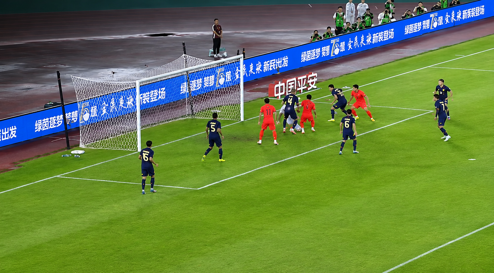 Trung Quốc (áo đỏ) và Thái Lan hòa nhau 0-0 trong trận đấu giao hữu tối 9/6
