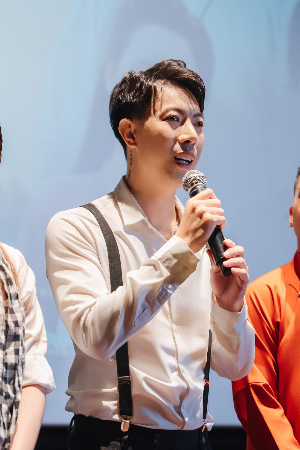NSND Kim Xuân, NSƯT Thành Lộc mừng ngày trở lại của ca sĩ khiếm thị Hoài Nhân - Ảnh 1.