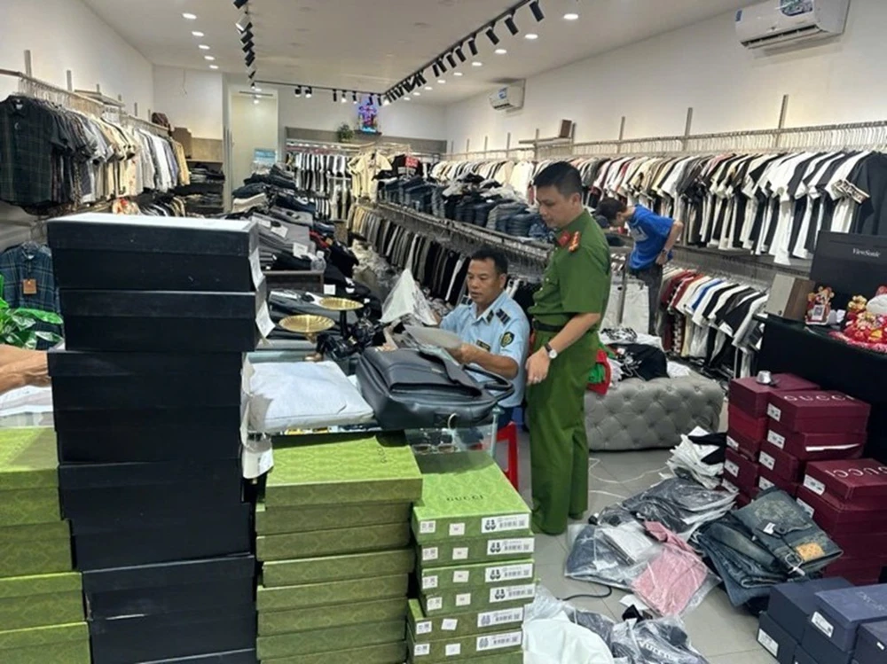 Khởi tố các đối tượng lừa đảo, “xâm phạm quyền sở hữu công nghiệp” - Ảnh 2. Khởi tố các đối tượng lừa đảo, “xâm phạm quyền sở hữu công nghiệp” - Ảnh 2.