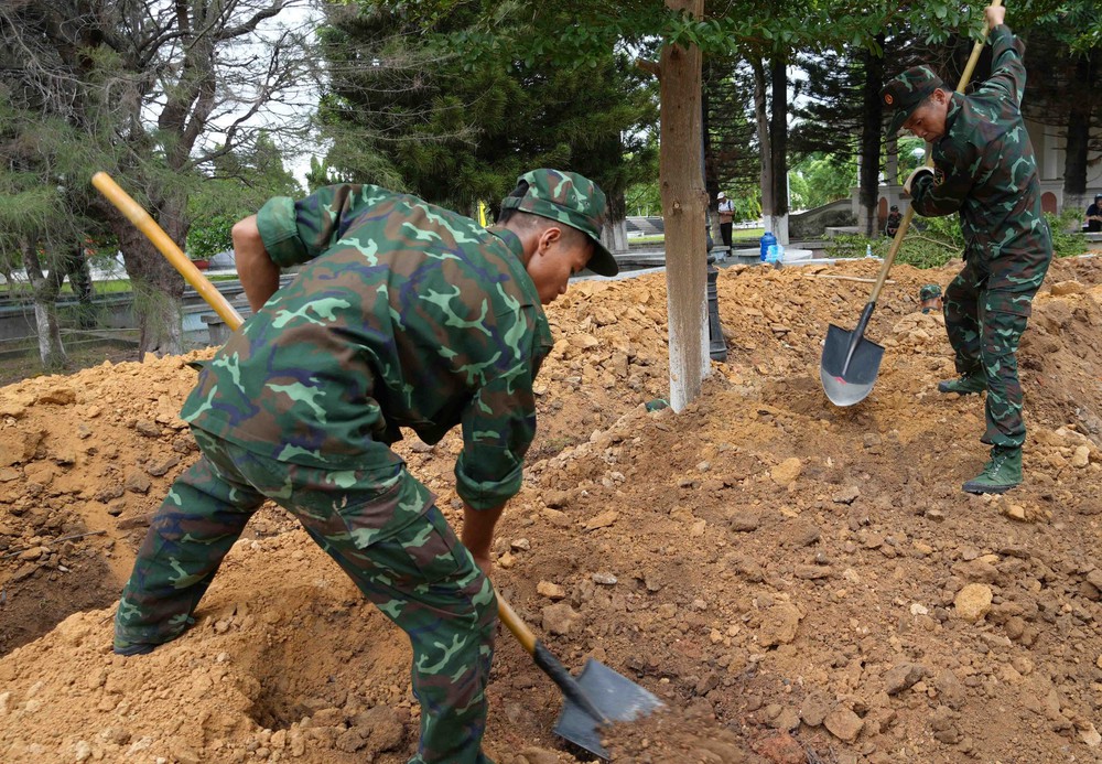 “Chiến dịch 500 ngày đêm đẩy mạnh thực hiện tìm kiếm, quy tập và xác định danh tính hài cốt liệt sĩ” đang bước vào giai đoạn cao điểm - Ảnh 2. “Chiến dịch 500 ngày đêm đẩy mạnh thực hiện tìm kiếm, quy tập và xác định danh tính hài cốt liệt sĩ” đang bước vào giai đoạn cao điểm - Ảnh 2.