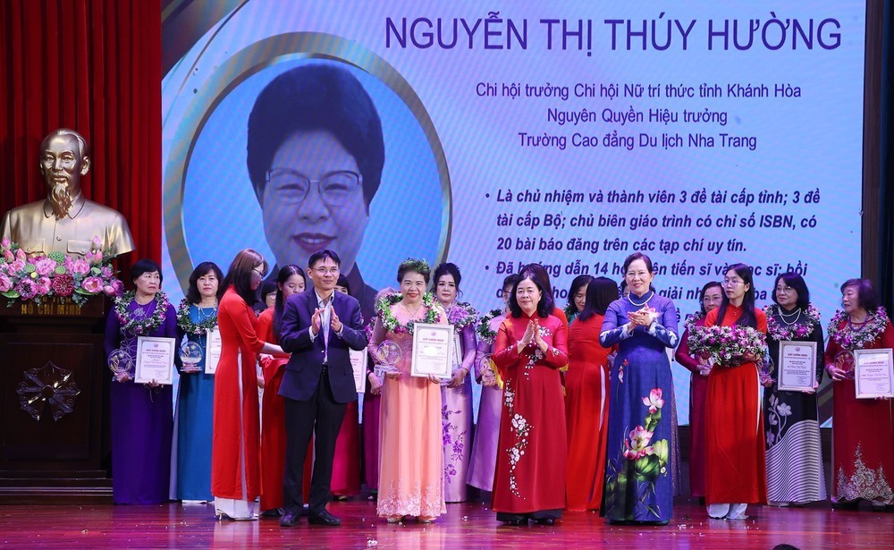 Tôn vinh những đóng góp to lớn của đội ngũ nữ trí thức Việt Nam - Ảnh 10.