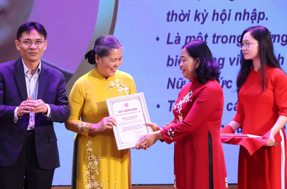 Tôn vinh những đóng góp to lớn của đội ngũ nữ trí thức Việt Nam - Ảnh 3.