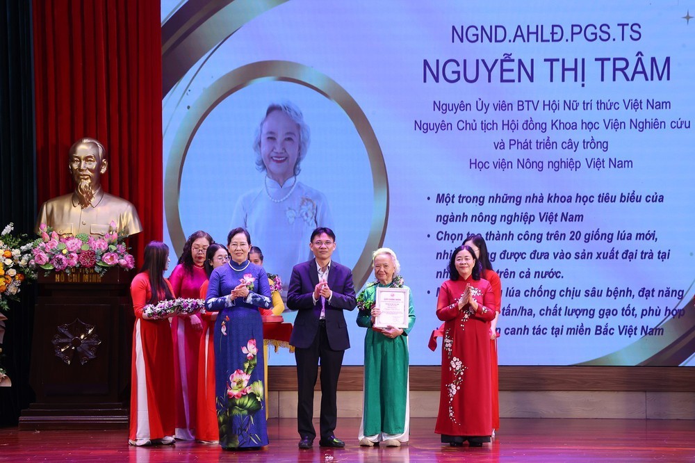 Tôn vinh những đóng góp to lớn của đội ngũ nữ trí thức Việt Nam - Ảnh 13.