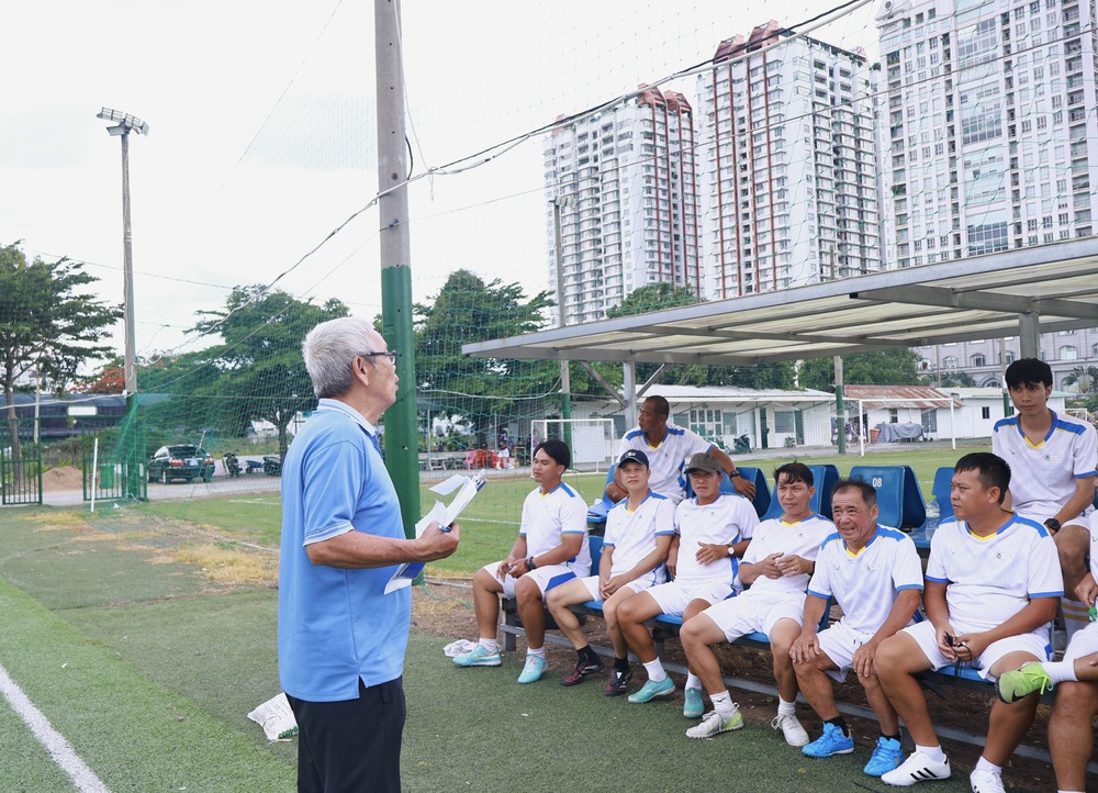 50 năm TP.HCM mang tên Bác: HLV Đoàn Minh Xương và khát vọng đưa bóng đá thành phố trở lại vị thế đầu tàu - Ảnh 3. 50 năm TP.HCM mang tên Bác: HLV Đoàn Minh Xương và khát vọng đưa bóng đá thành phố trở lại vị thế đầu tàu - Ảnh 3.