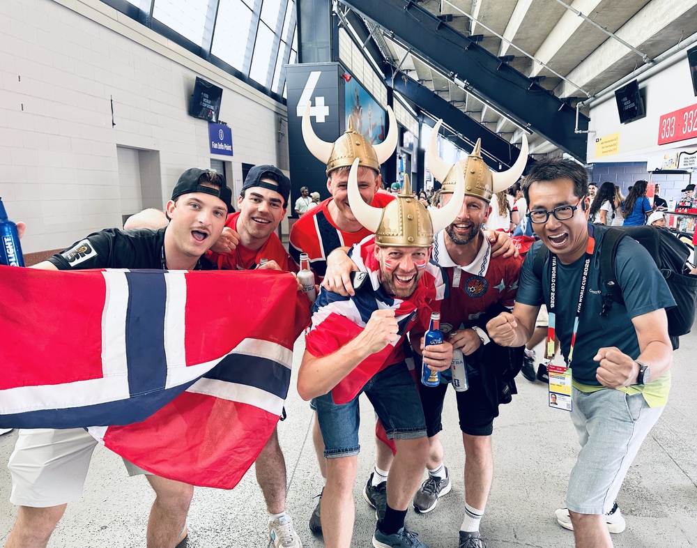 Kí sự World Cup: “Giờ đây, chúng ta sẽ chèo thuyền đến New Jersey” - Ảnh 4. Kí sự World Cup: “Giờ đây, chúng ta sẽ chèo thuyền đến New Jersey” - Ảnh 4.