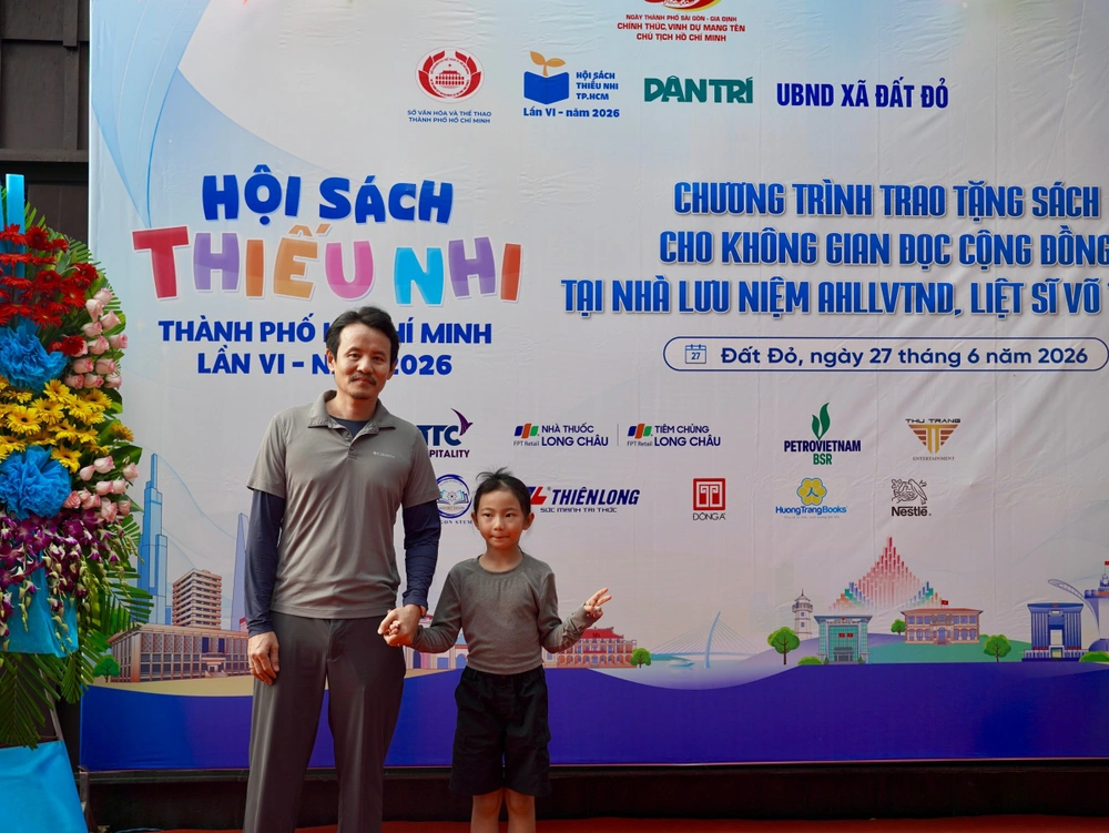 Diễn viên Hồ Quang Mẫn xúc động khi trở về quê trao học bổng cho học sinh nghèo - Ảnh 2.