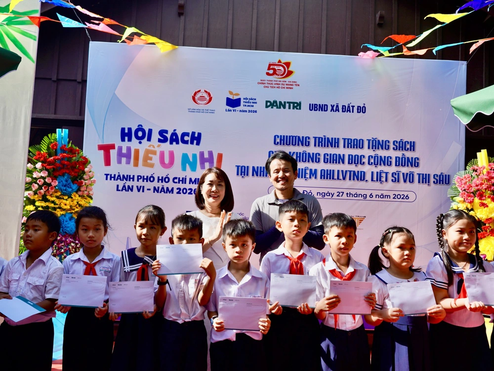 Diễn viên Hồ Quang Mẫn xúc động khi trở về quê trao học bổng cho học sinh nghèo - Ảnh 3.